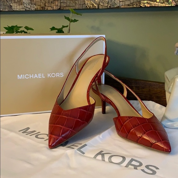 eliza flex kitten pump